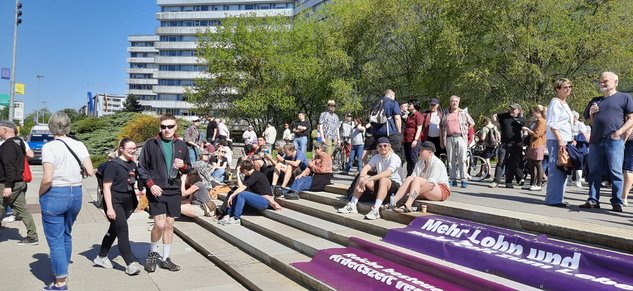 1. Mai 2015 Maikundgebung vor dem Karl Marx Monument
