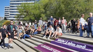 1. Mai 2015 Maikundgebung vor dem Karl Marx Monument