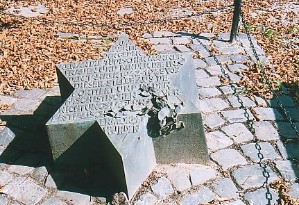 Foto: David Stern im inneren des Gebäudes der TU