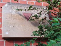 Kurt Wieland - Gedenkschild am Gebäude der ehemaligen Kurt Wieland Schule