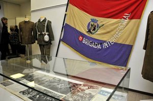 Fahne der Internationalen Brigaden und Ausrüstungsgegenstände