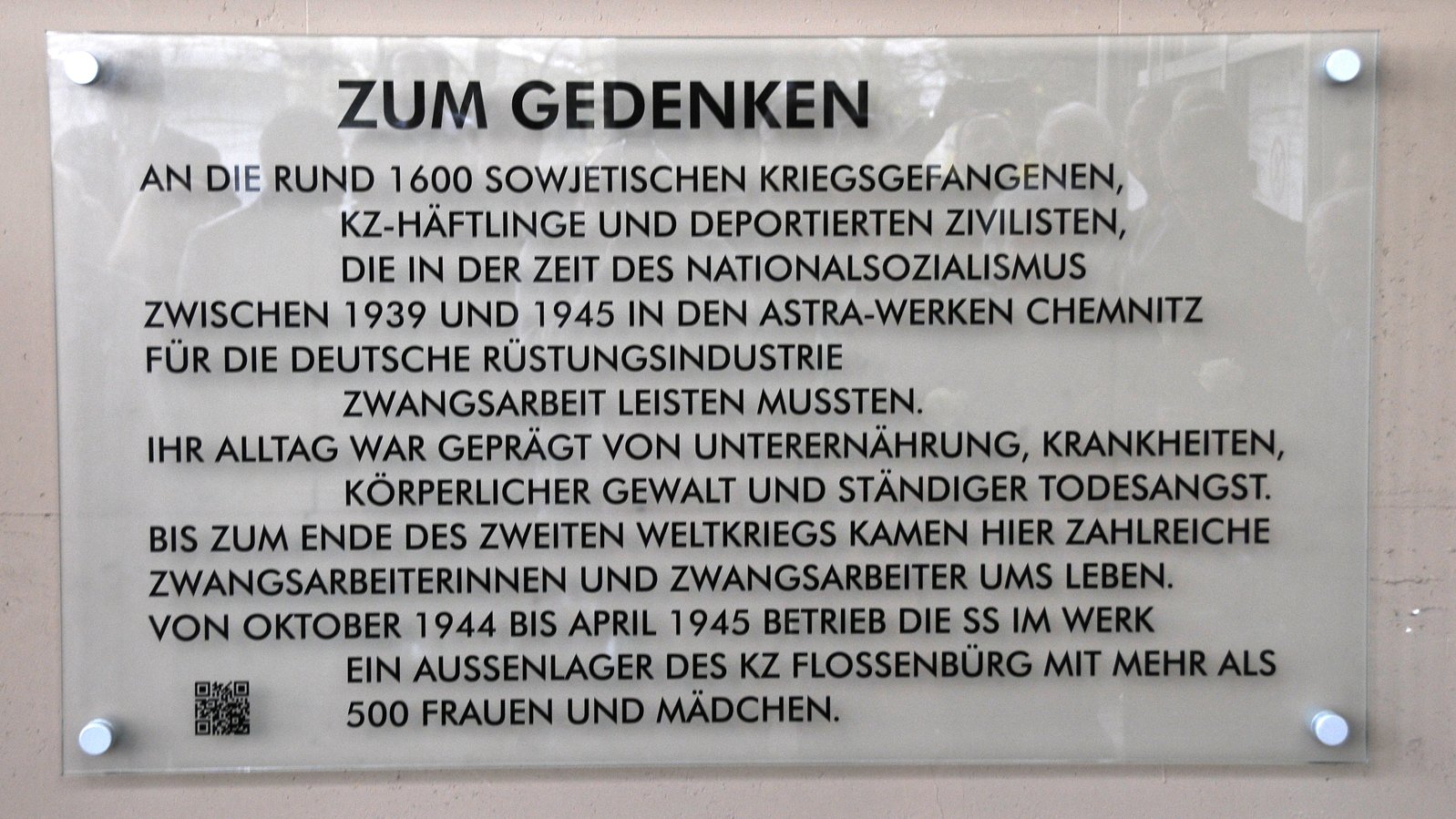 Gedenktafel am Haupteingang des Regierungspräsidium Sachsen auf der Altchemnitzer Str. 