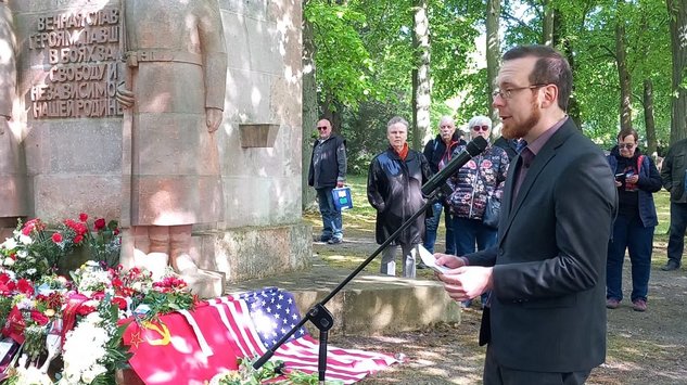 8. Mai 2015 - Ehrung der gefallenen Sowjetsoldaten auf dem Friedhof Richterweg - Rede von Nico Rudollph