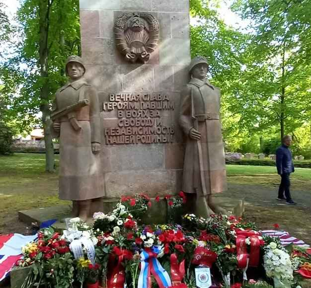 8. Mai 2015 - Ehrung der gefallenen Sowjetsoldaten auf dem Friedhof Richterweg