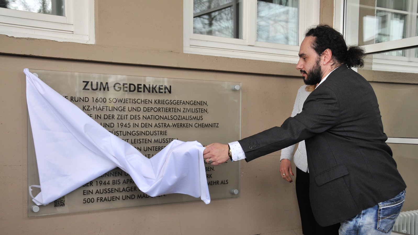 Der Vorsitzende der VVN BdA Chemnitz, Enrico Hilbert, bei Enthüllung der Gedenktafel