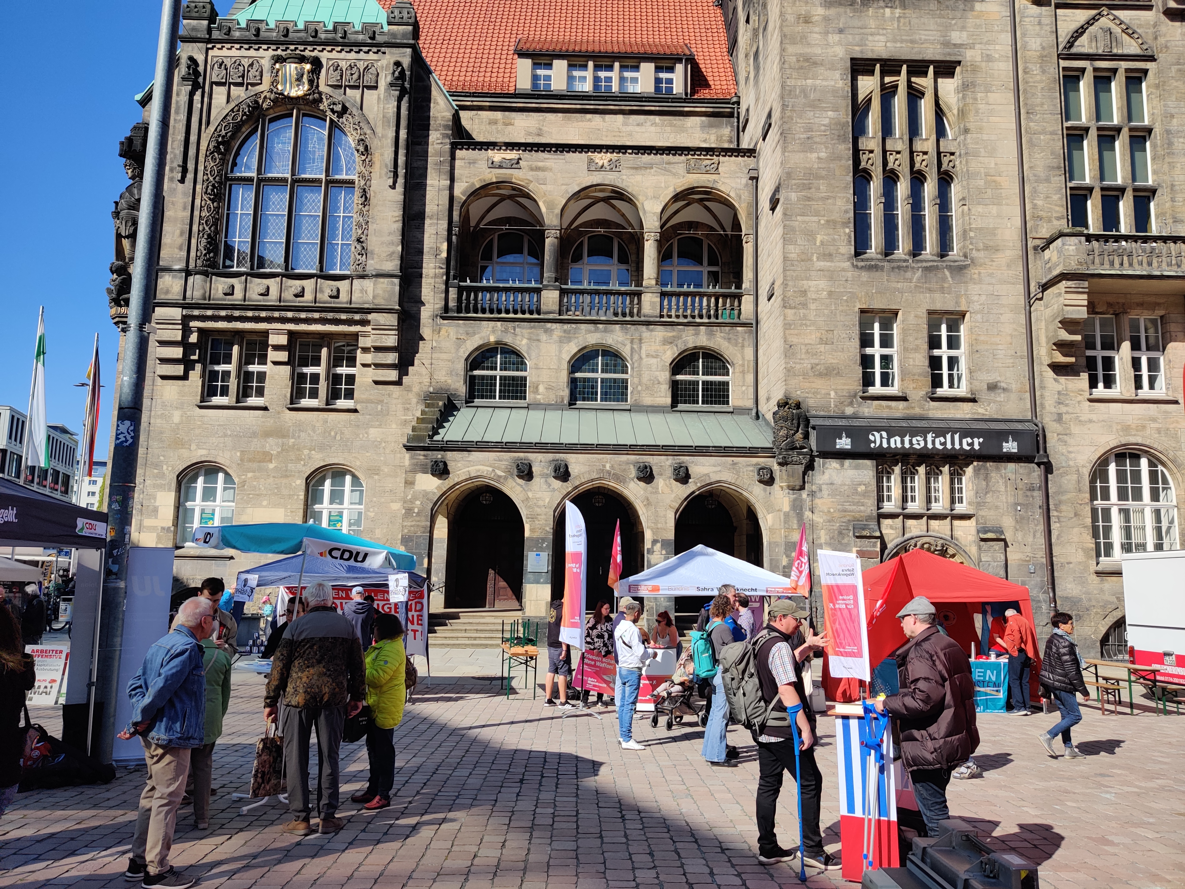 1. Mai 2026 in Chemnitz - Im Vordergrund Stand VVN BdA Chemnitz