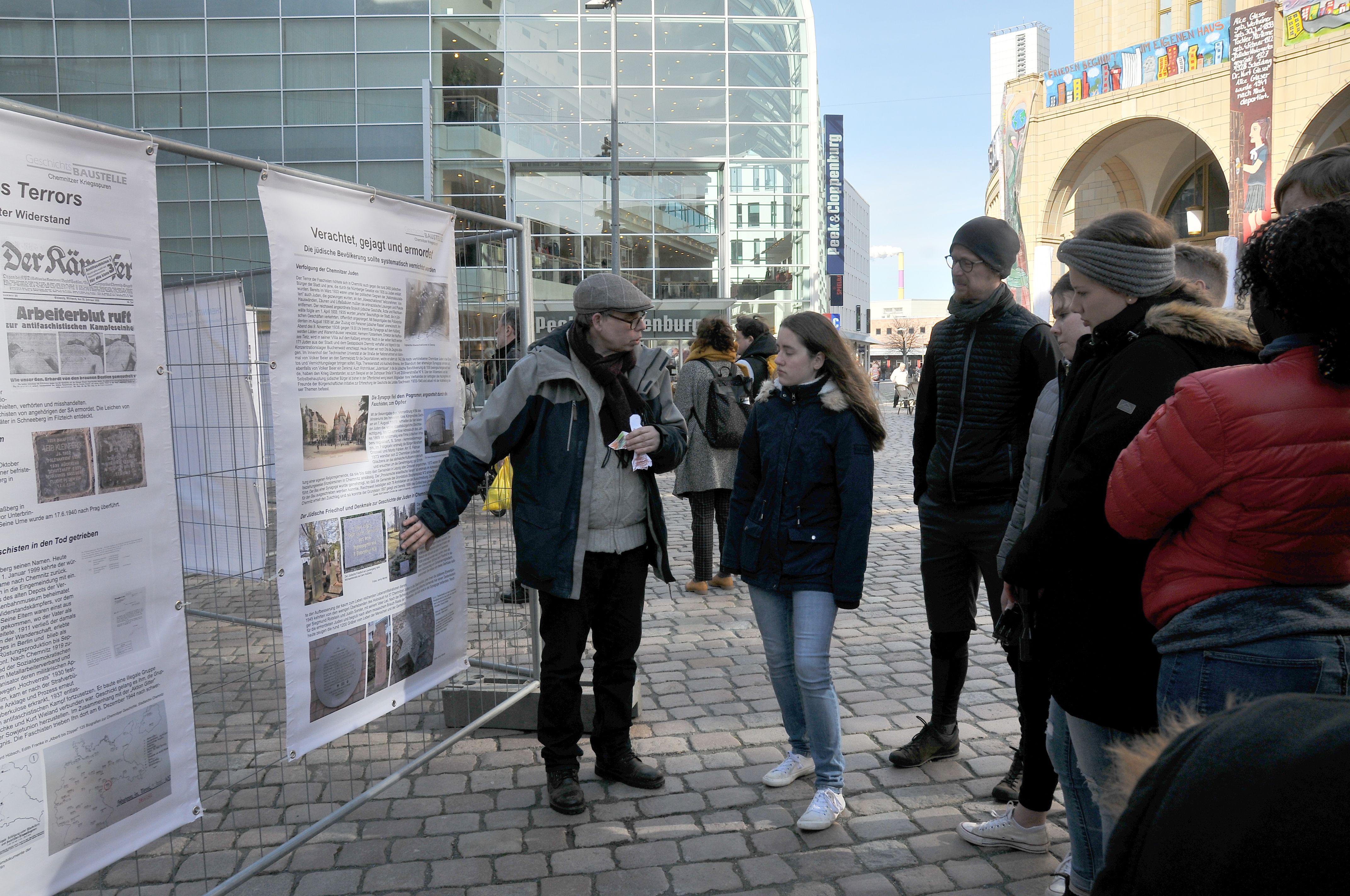 Thiemo Kirmse erklärt ein Plakat zu Gechichtsbaustelle Chemnitz 2020