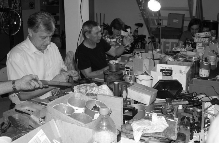 Karli Zais in der Bastelstube Karli Zais in der Bastelstube